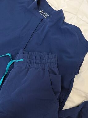 Sapphire Blue Figs Scrub Set with Teal Drawstring